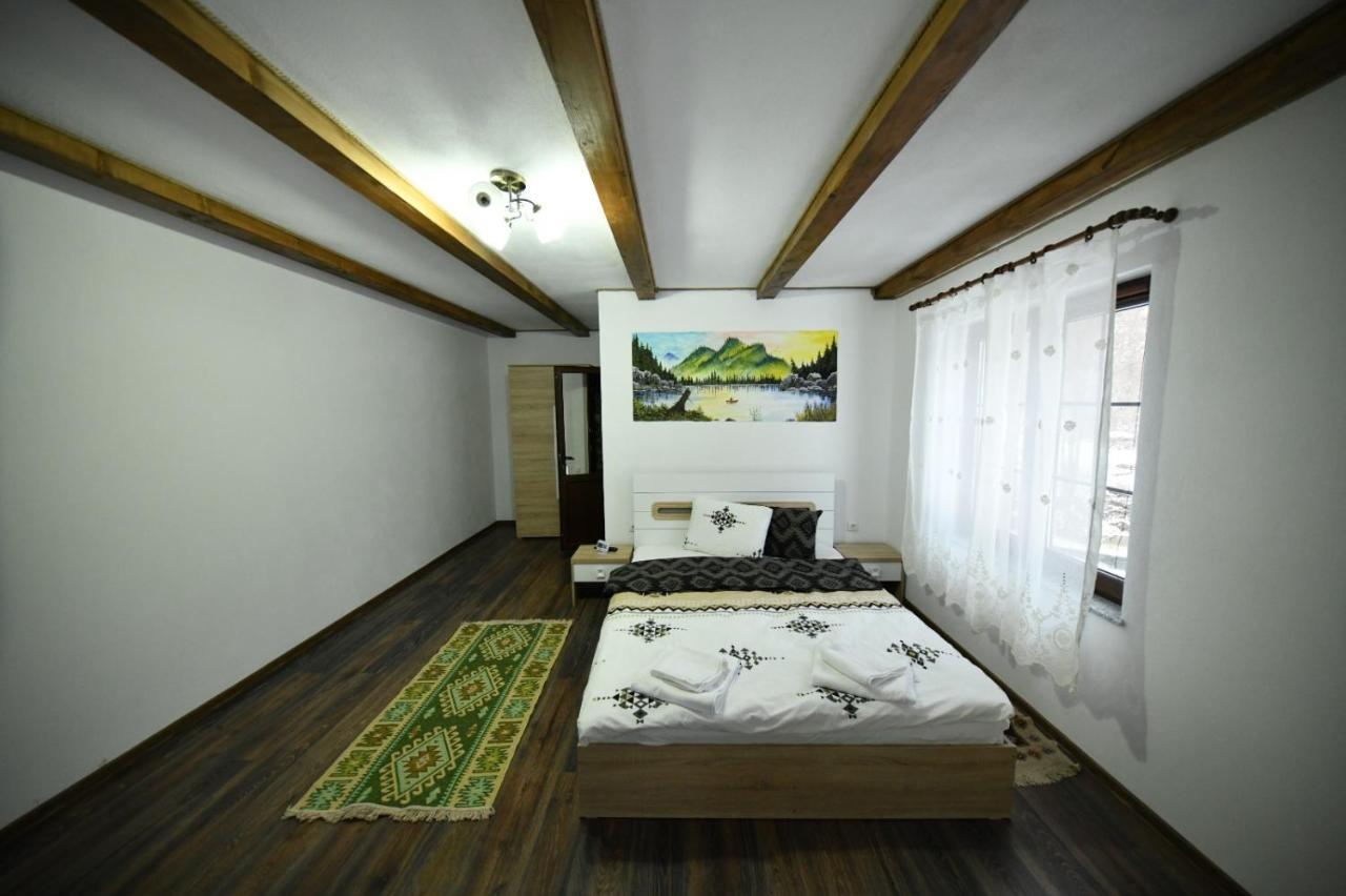 Hotel Conacul Cosaului Feresti Exteriér fotografie