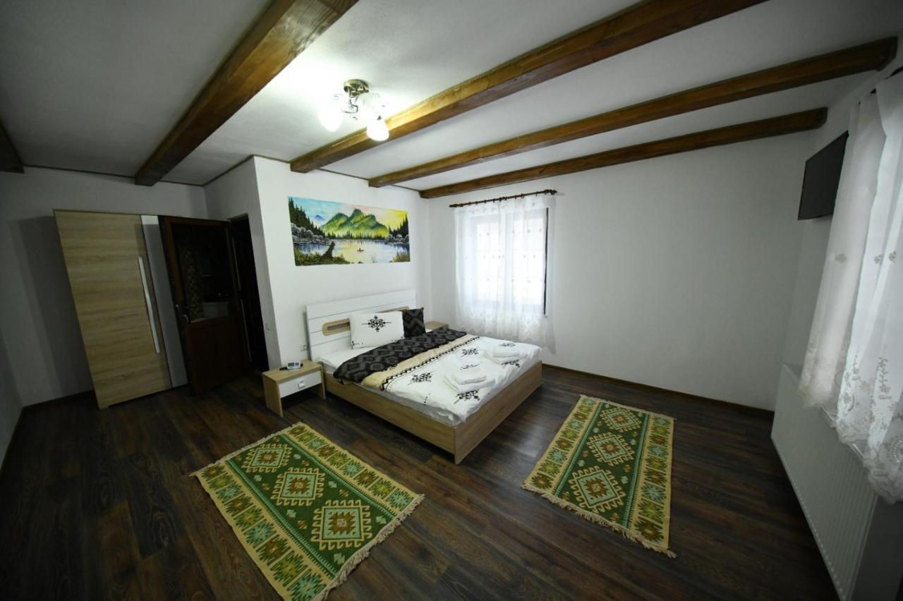 Hotel Conacul Cosaului Feresti Exteriér fotografie