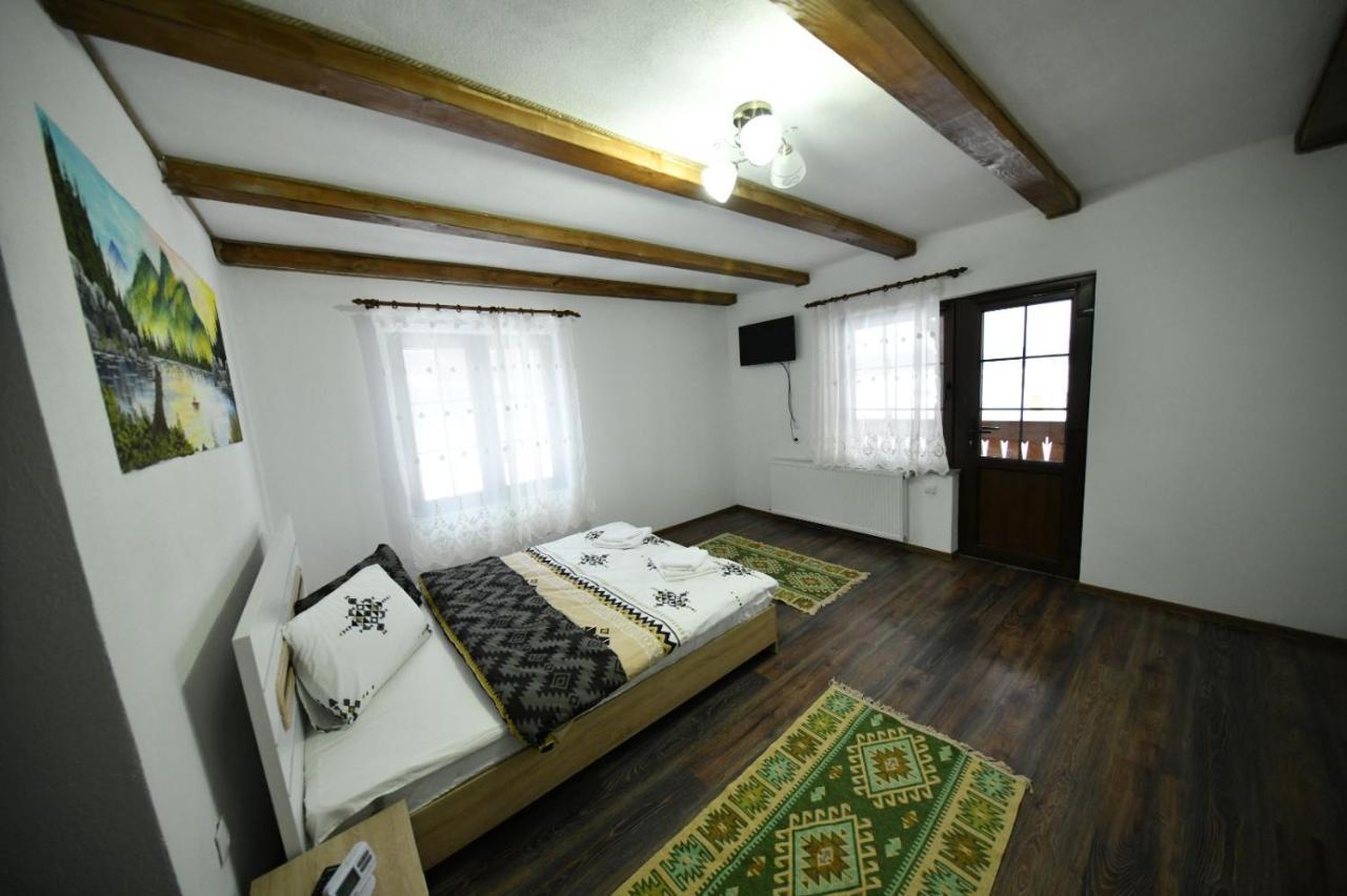 Hotel Conacul Cosaului Feresti Exteriér fotografie