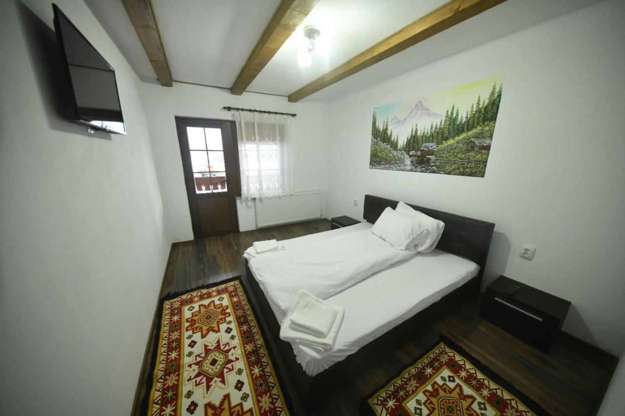 Hotel Conacul Cosaului Feresti Exteriér fotografie