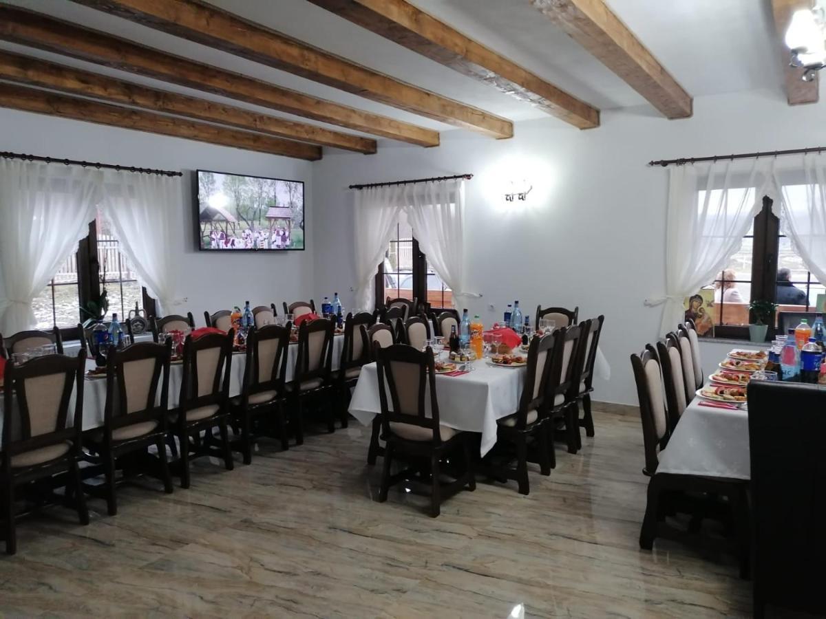 Hotel Conacul Cosaului Feresti Exteriér fotografie