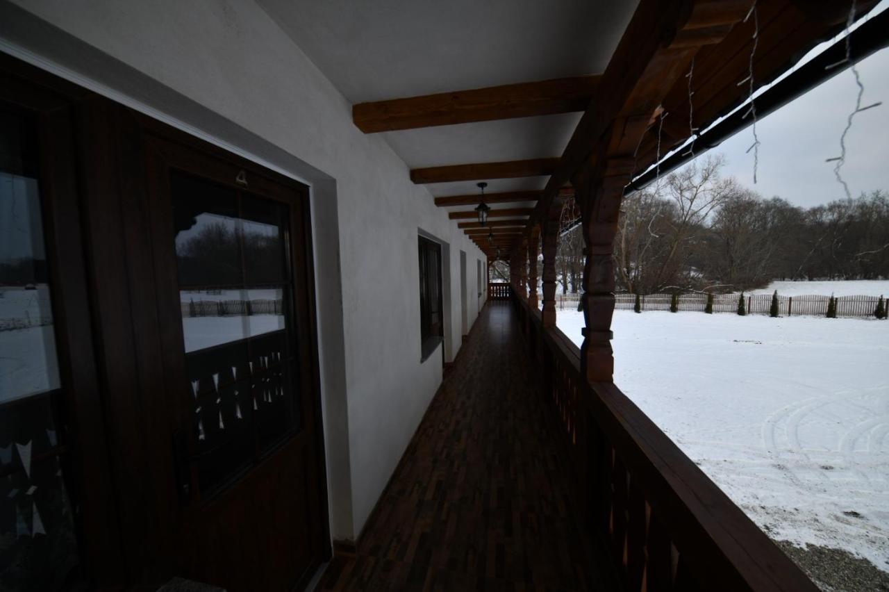 Hotel Conacul Cosaului Feresti Exteriér fotografie