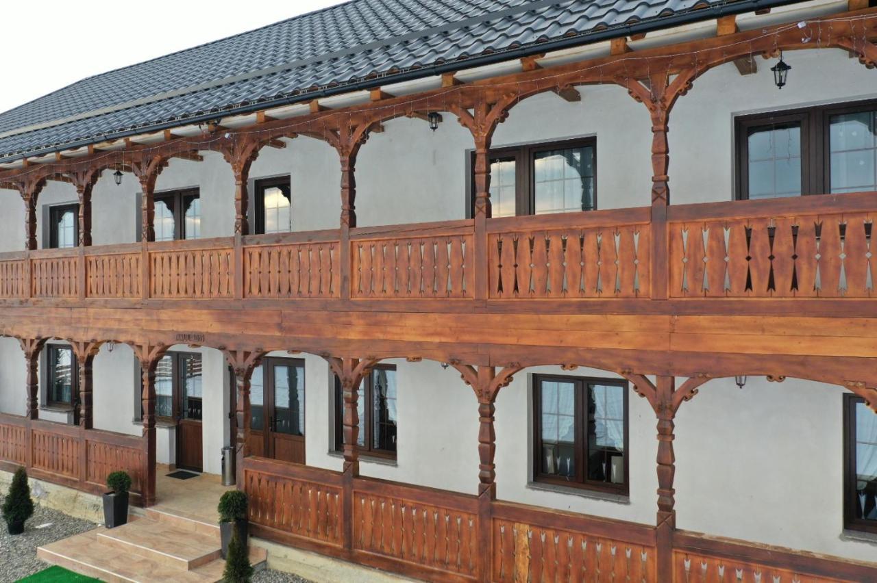 Hotel Conacul Cosaului Feresti Exteriér fotografie