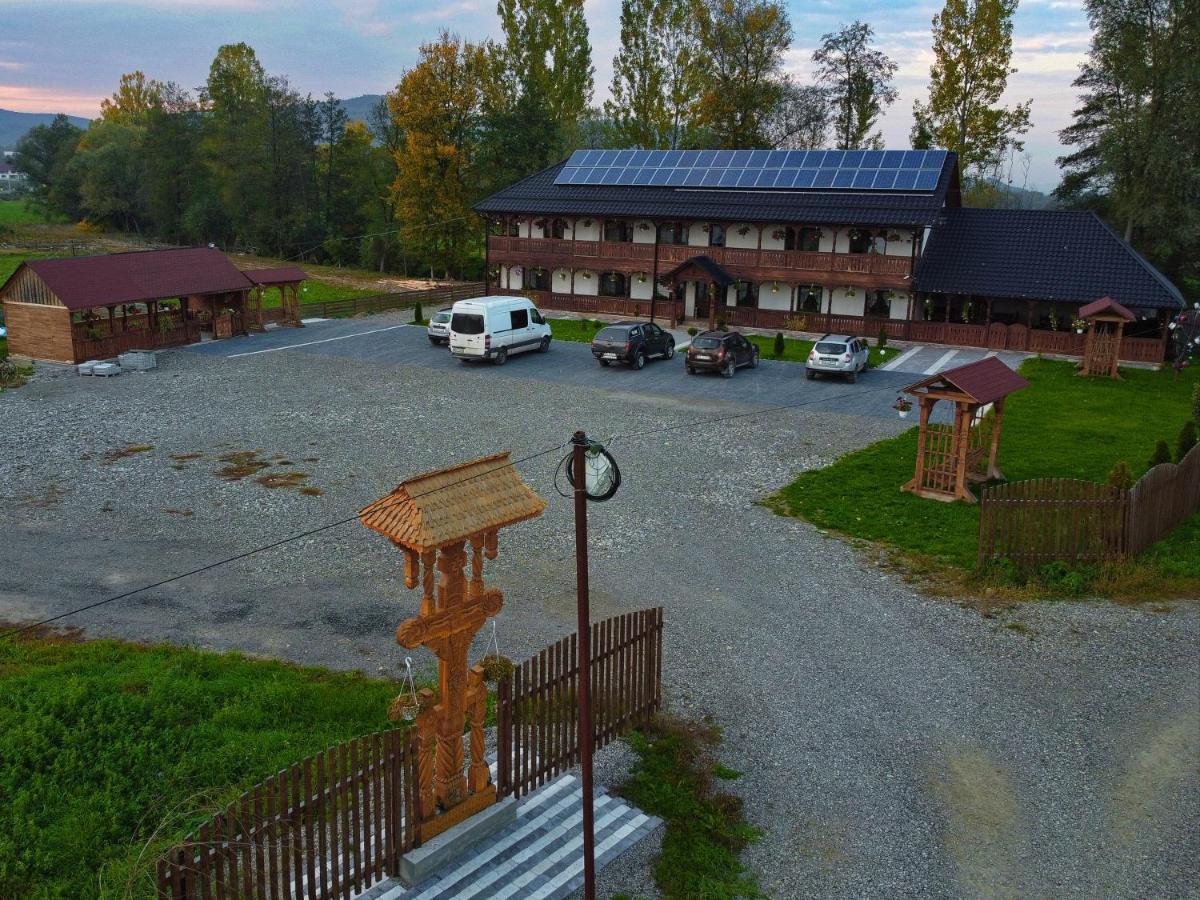 Hotel Conacul Cosaului Feresti Exteriér fotografie
