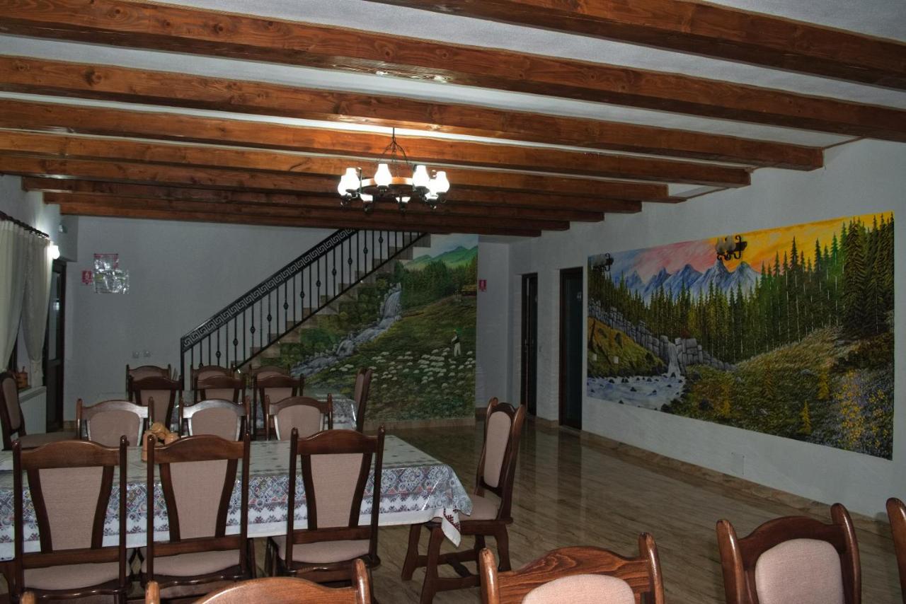 Hotel Conacul Cosaului Feresti Exteriér fotografie