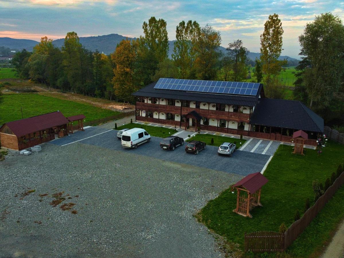 Hotel Conacul Cosaului Feresti Exteriér fotografie