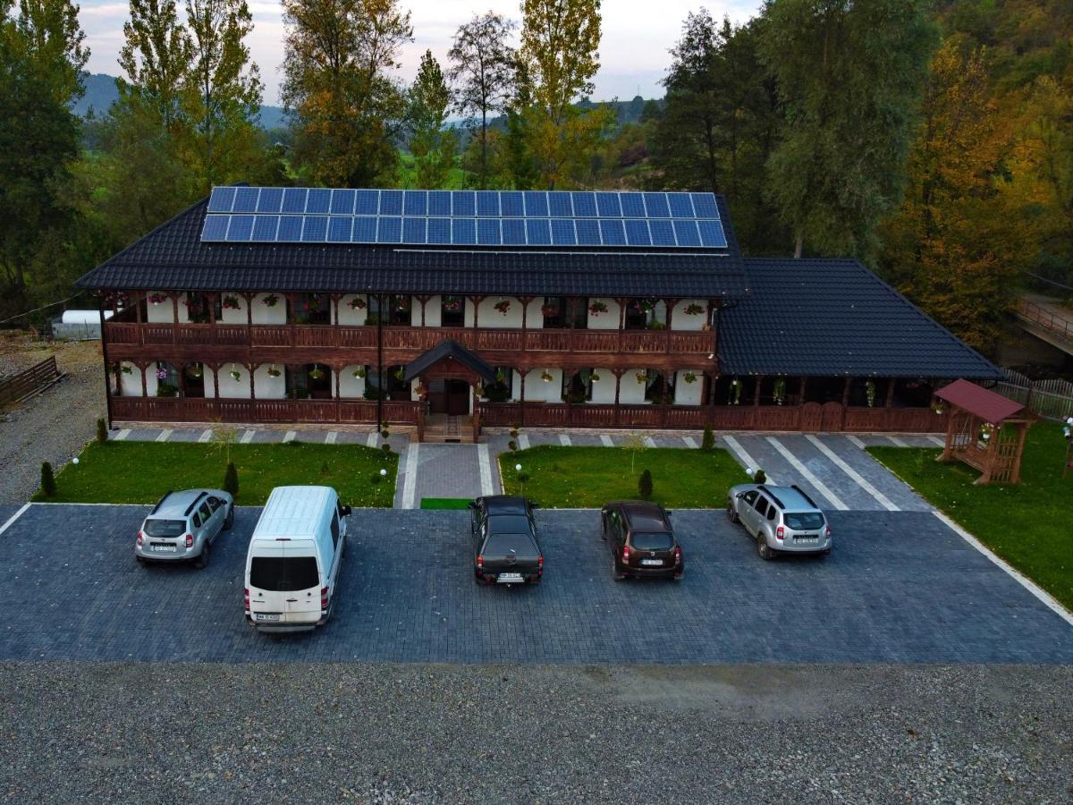 Hotel Conacul Cosaului Feresti Exteriér fotografie