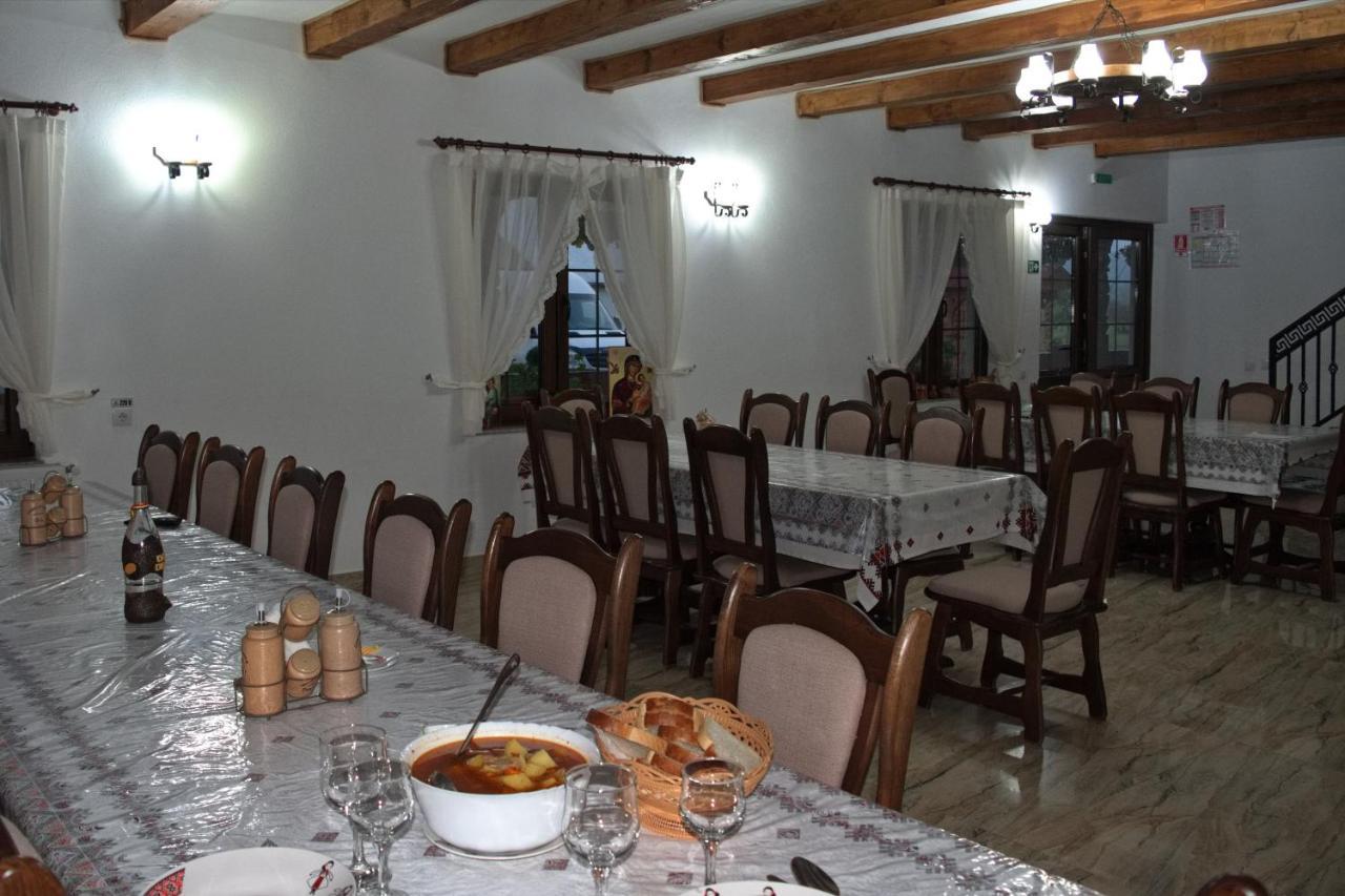 Hotel Conacul Cosaului Feresti Exteriér fotografie