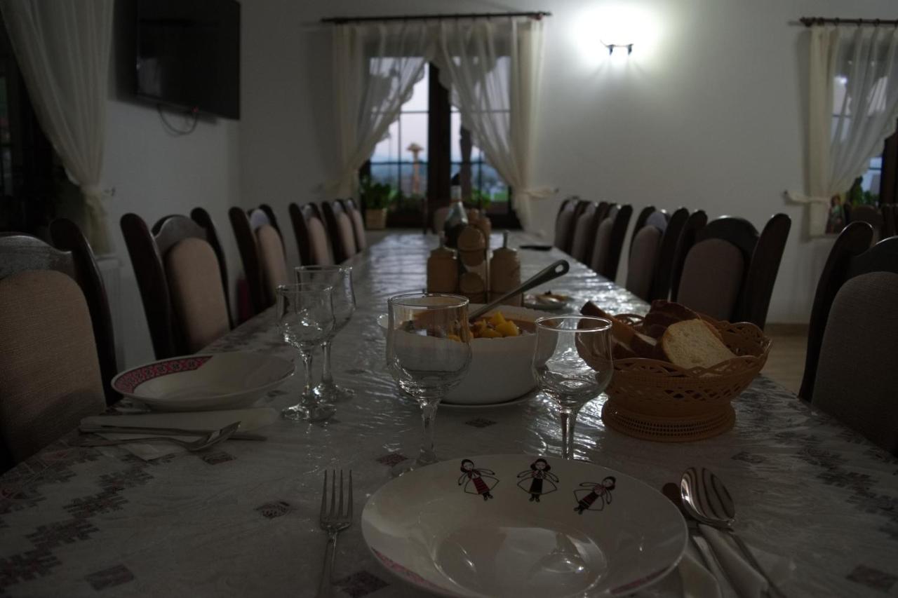 Hotel Conacul Cosaului Feresti Exteriér fotografie