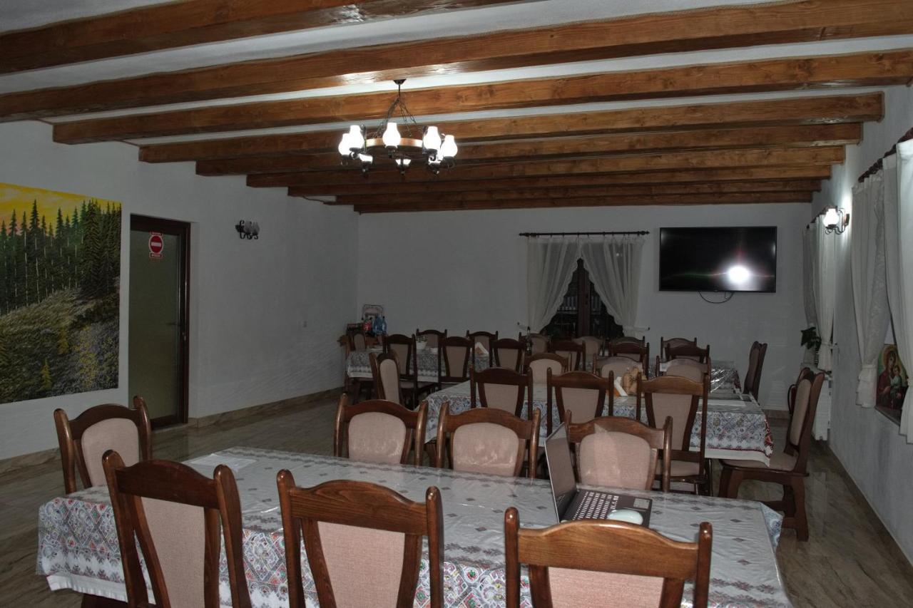 Hotel Conacul Cosaului Feresti Exteriér fotografie