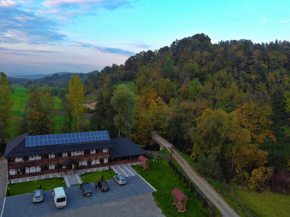 Hotel Conacul Cosaului Feresti Exteriér fotografie