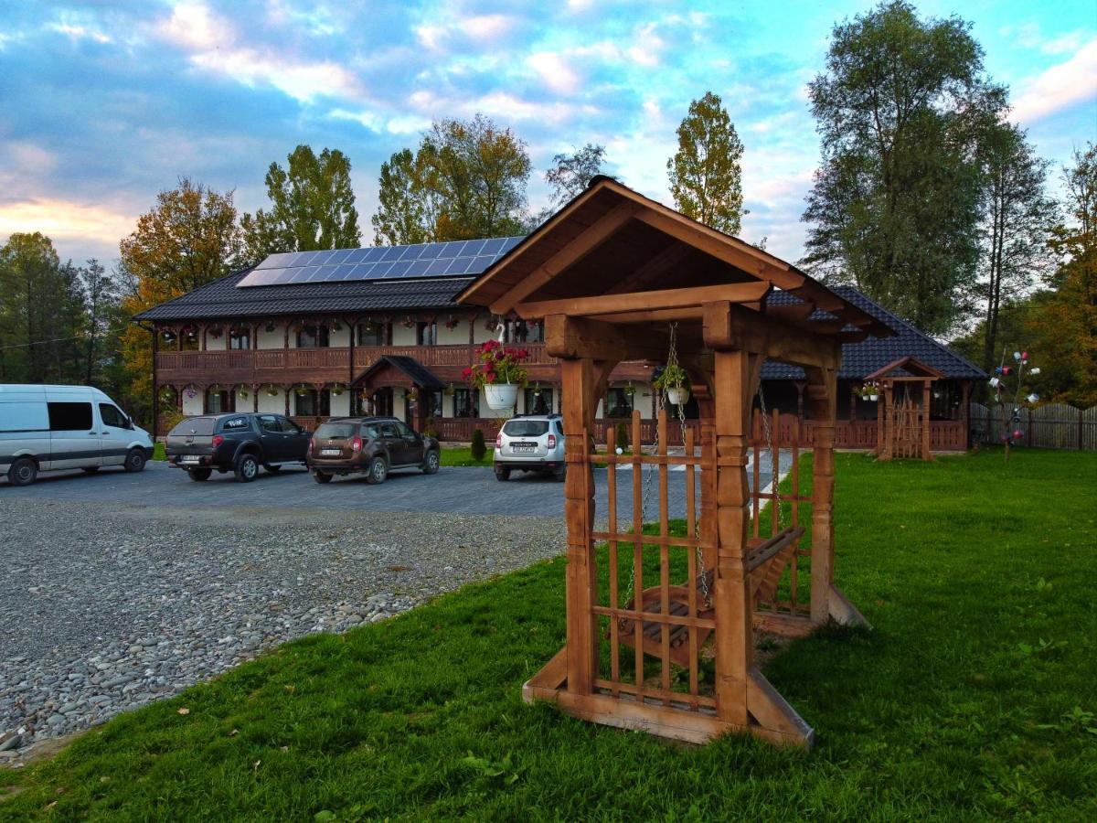 Hotel Conacul Cosaului Feresti Exteriér fotografie