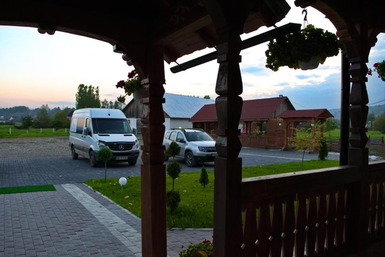 Hotel Conacul Cosaului Feresti Exteriér fotografie