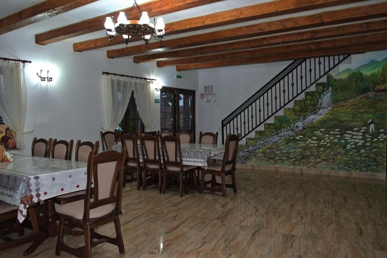 Hotel Conacul Cosaului Feresti Exteriér fotografie