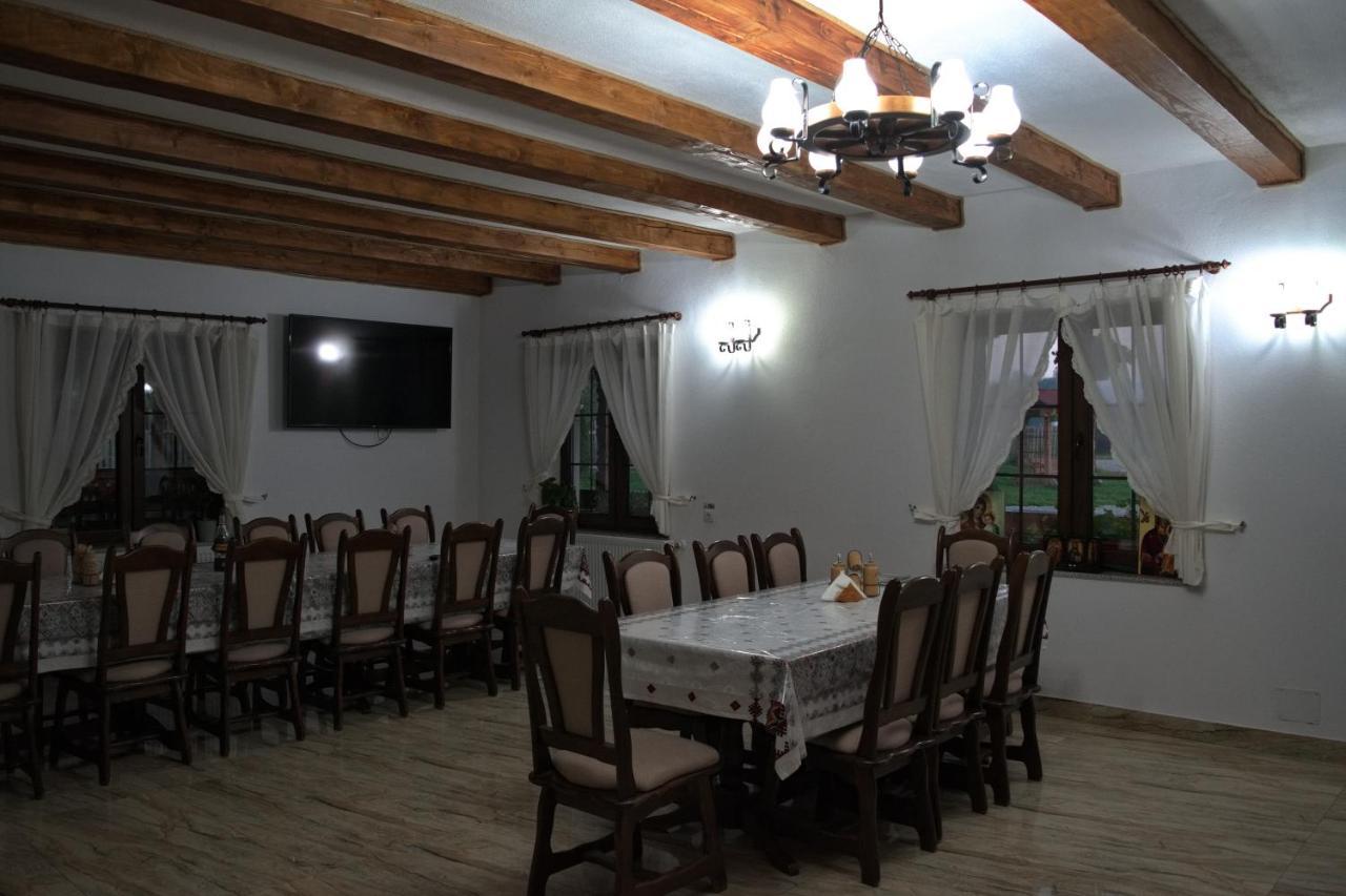 Hotel Conacul Cosaului Feresti Exteriér fotografie