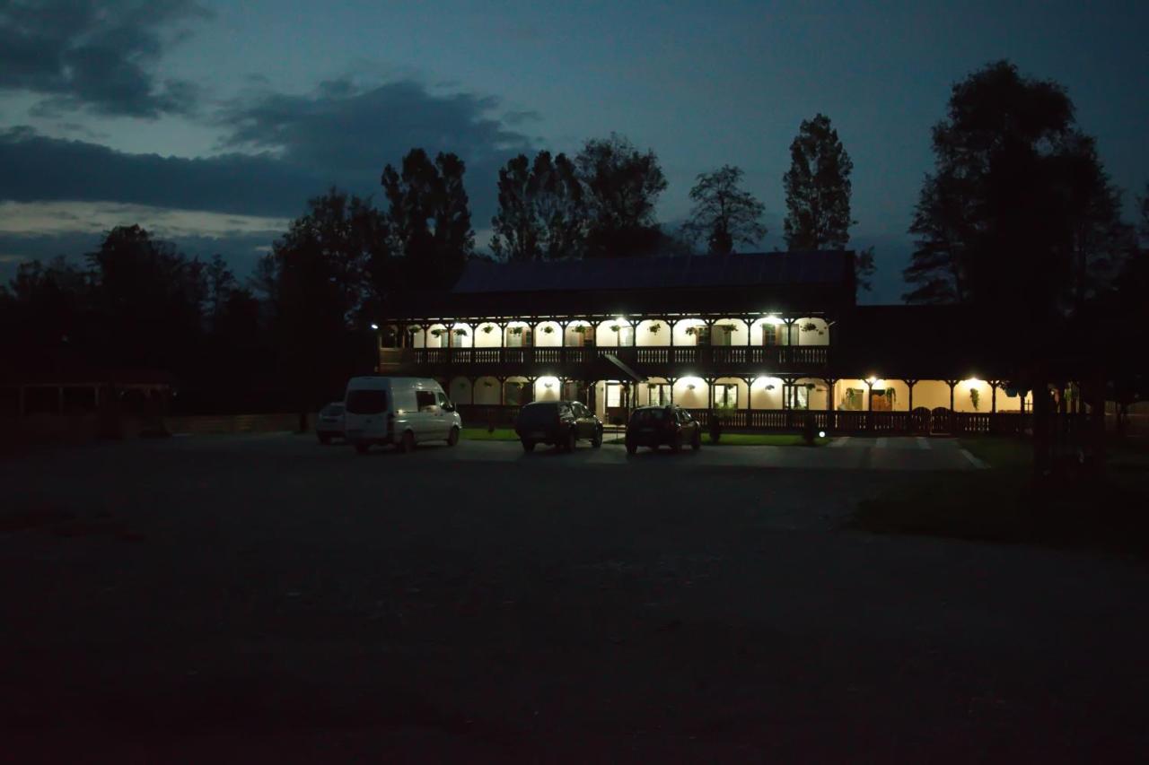 Hotel Conacul Cosaului Feresti Exteriér fotografie