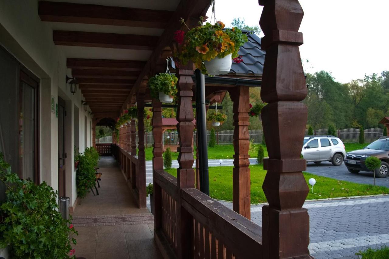 Hotel Conacul Cosaului Feresti Exteriér fotografie