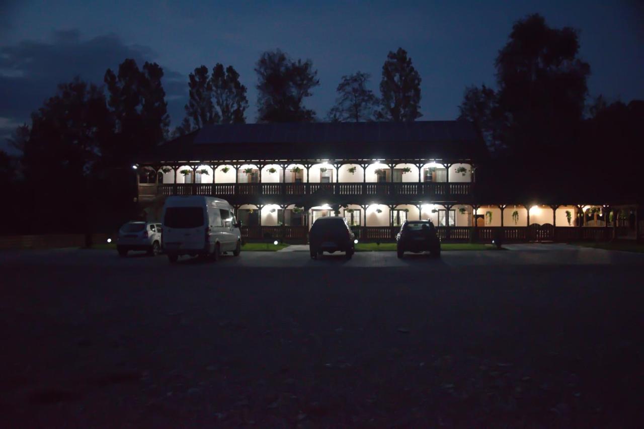 Hotel Conacul Cosaului Feresti Exteriér fotografie