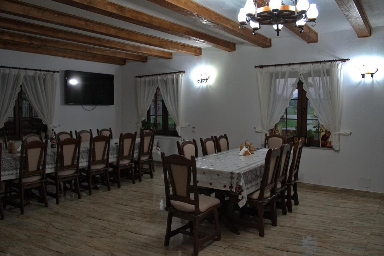Hotel Conacul Cosaului Feresti Exteriér fotografie