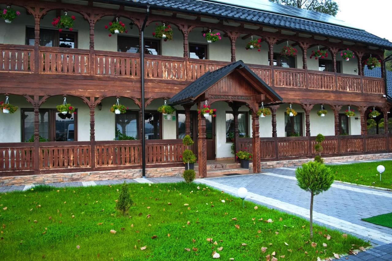 Hotel Conacul Cosaului Feresti Exteriér fotografie