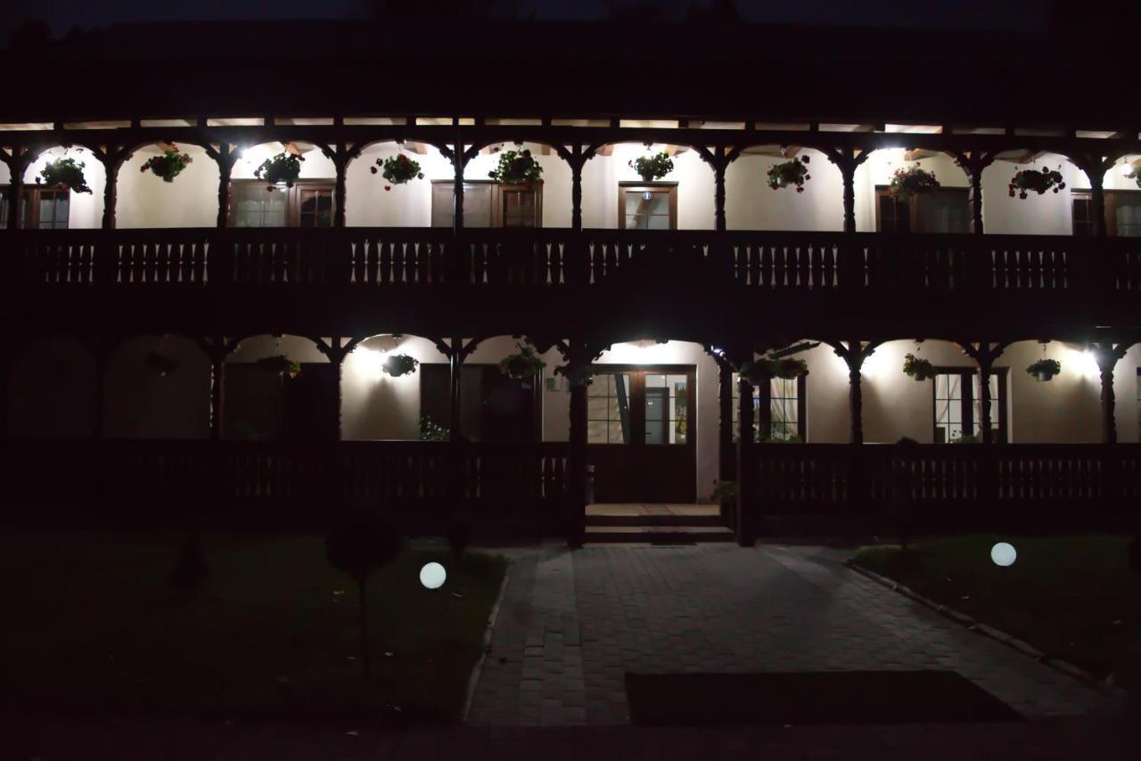 Hotel Conacul Cosaului Feresti Exteriér fotografie
