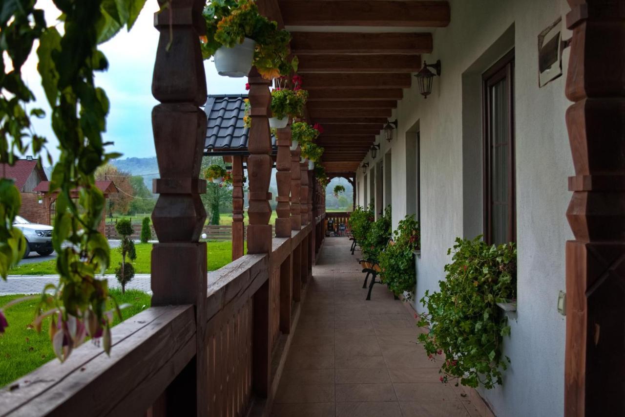 Hotel Conacul Cosaului Feresti Exteriér fotografie