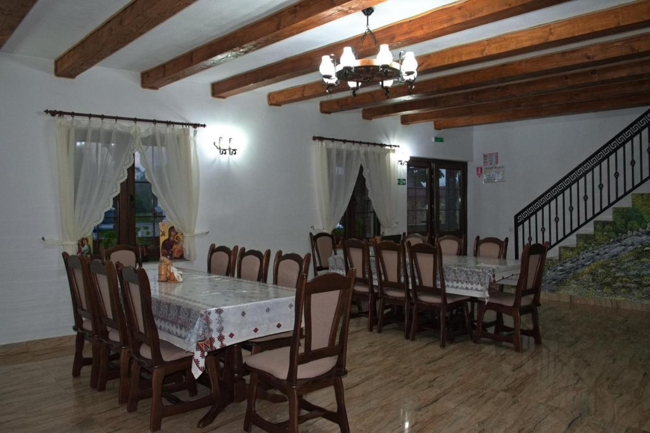 Hotel Conacul Cosaului Feresti Exteriér fotografie
