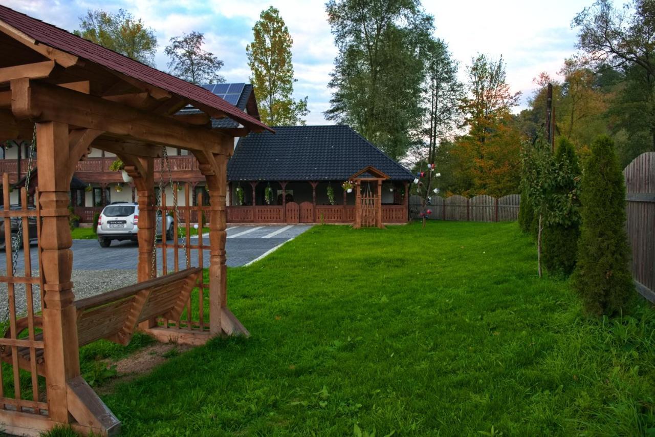 Hotel Conacul Cosaului Feresti Exteriér fotografie